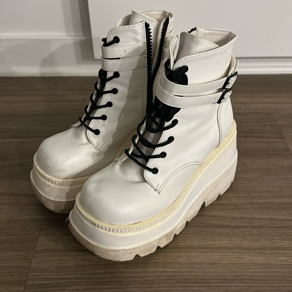 Demonia shaker 52 boots in white
